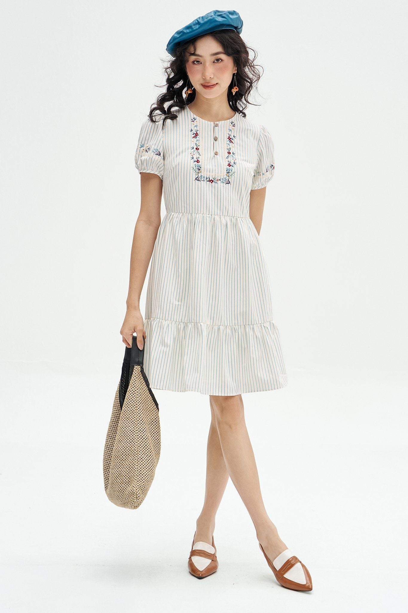 Đầm mini nối tầng sọc xanh thêu cổ