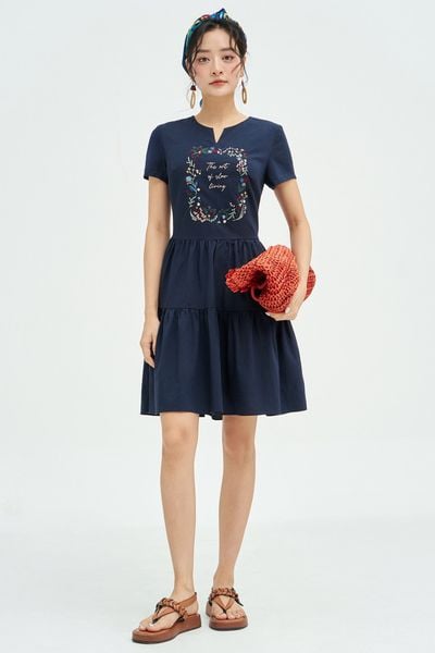 Đầm mini navy nối tầng thêu khung hoa