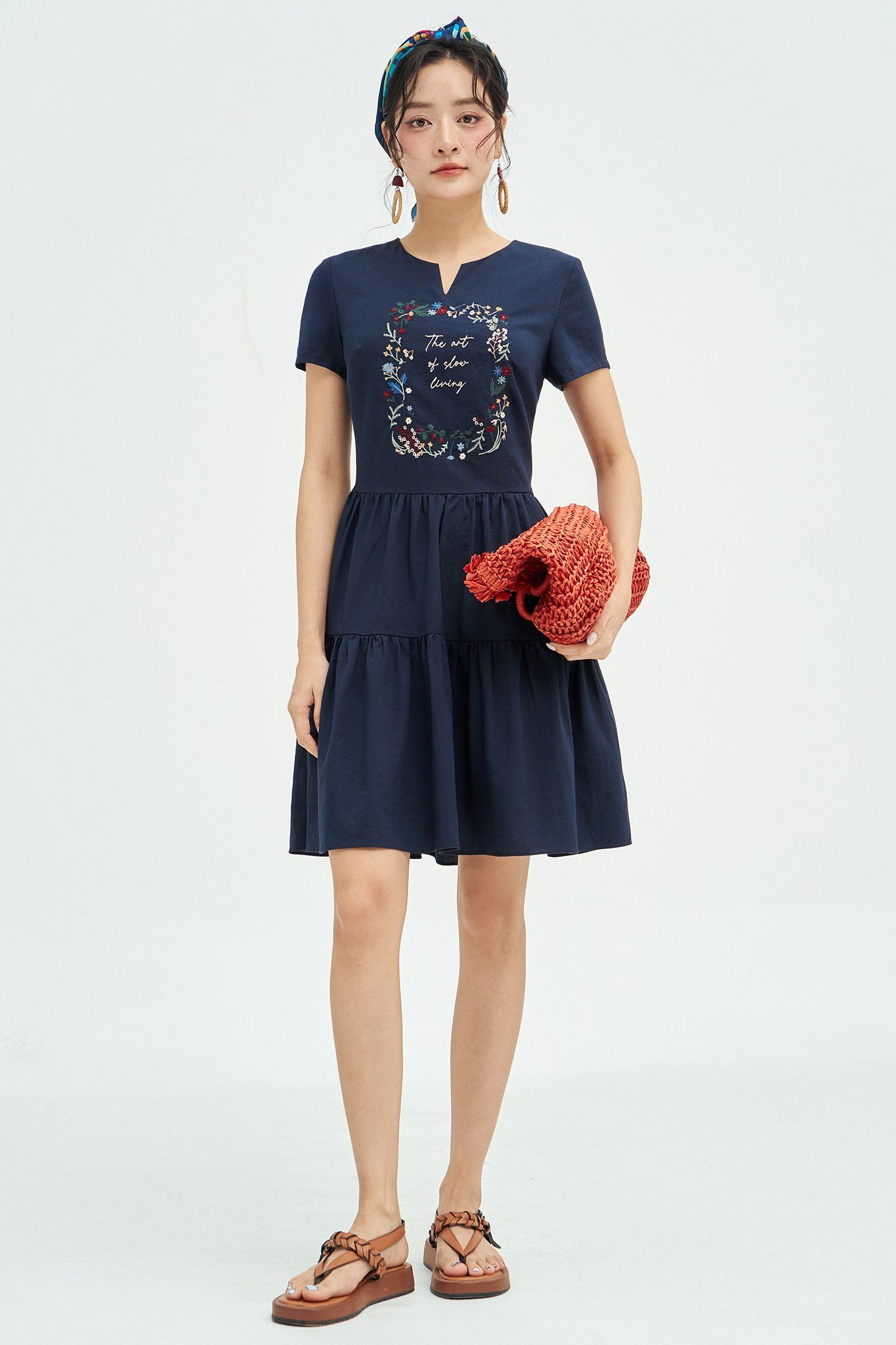 Đầm mini navy nối tầng thêu khung hoa