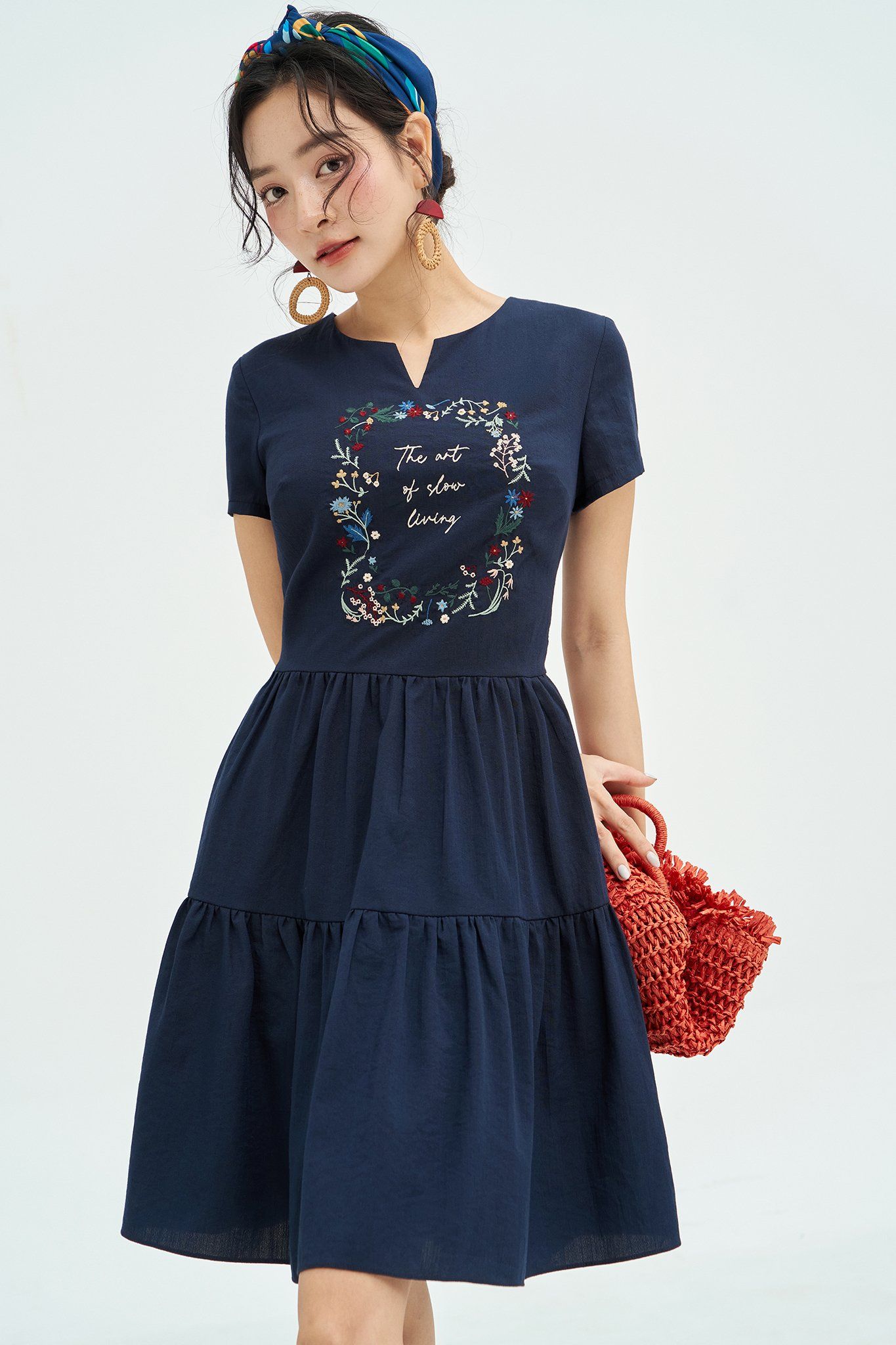 Đầm mini navy nối tầng thêu khung hoa