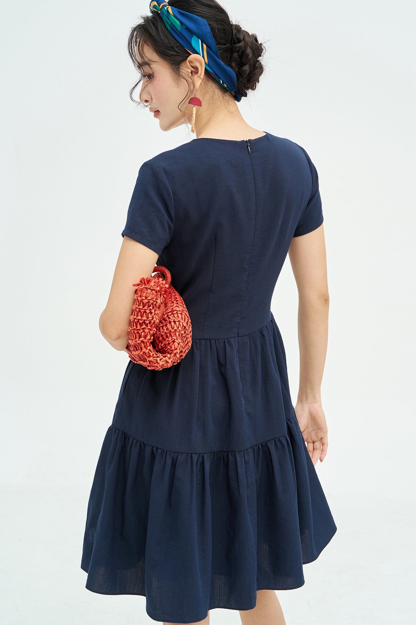 Đầm mini navy nối tầng thêu khung hoa