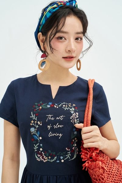 Đầm mini navy nối tầng thêu khung hoa