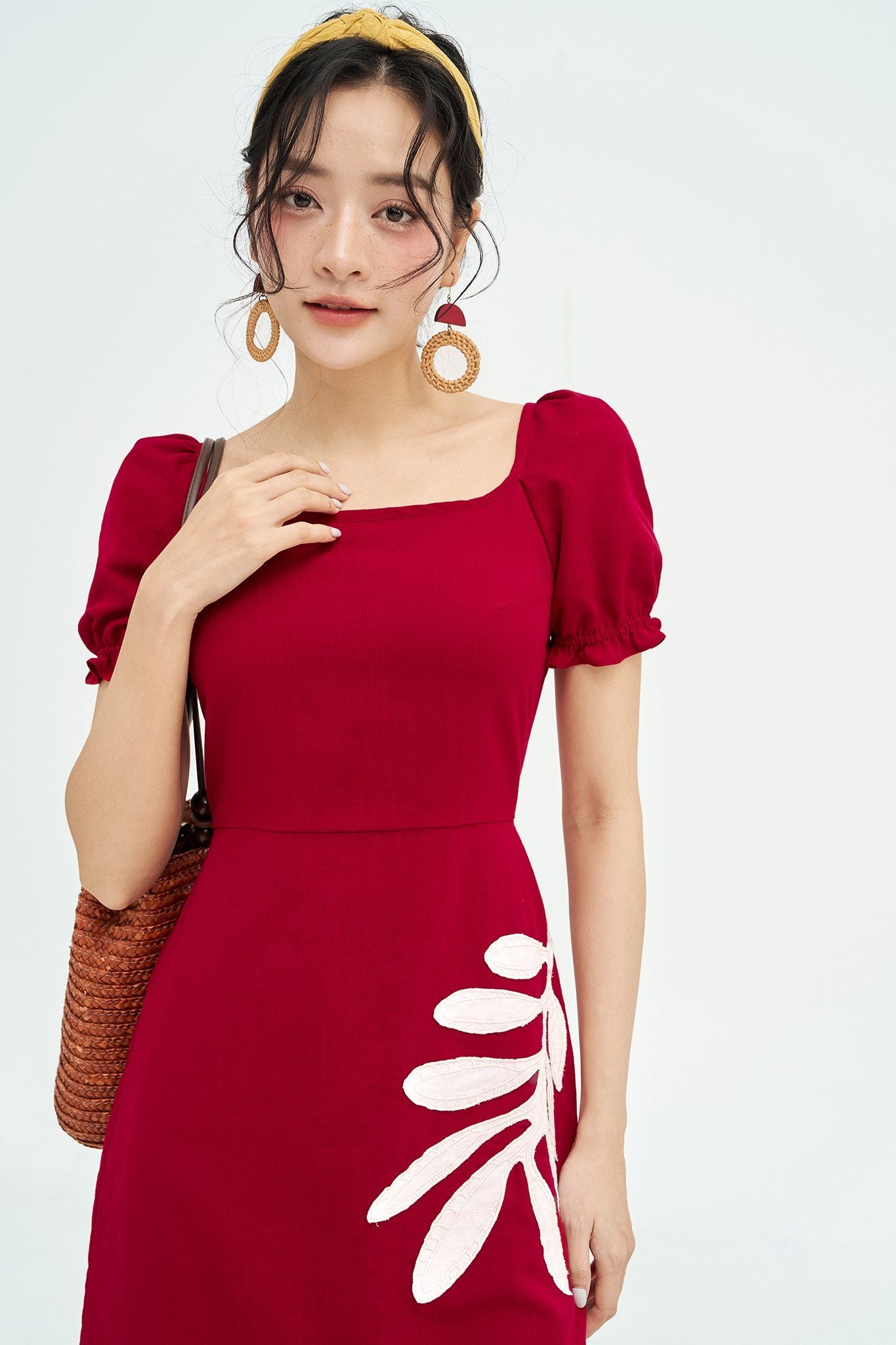 Đầm mini dáng A đũi đỏ thêu lá kem