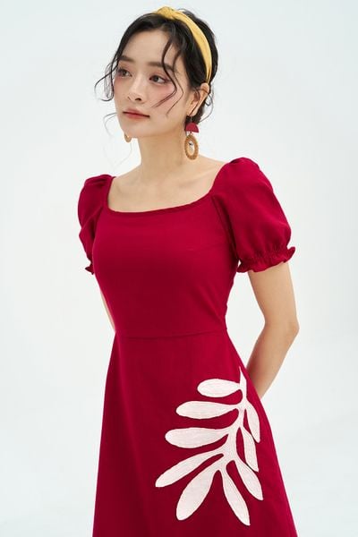 Đầm mini dáng A đũi đỏ thêu lá kem