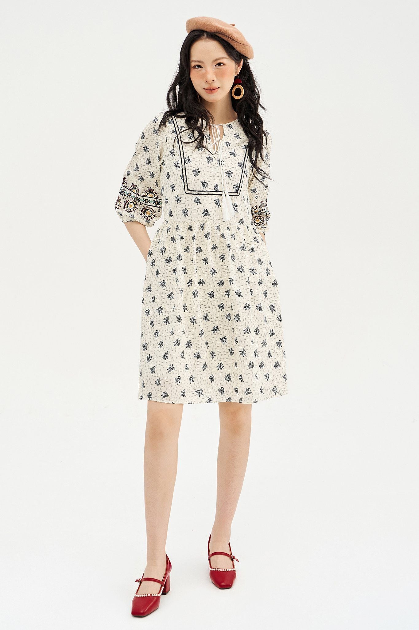 Đầm mini hoạ tiết navi thêu tunic