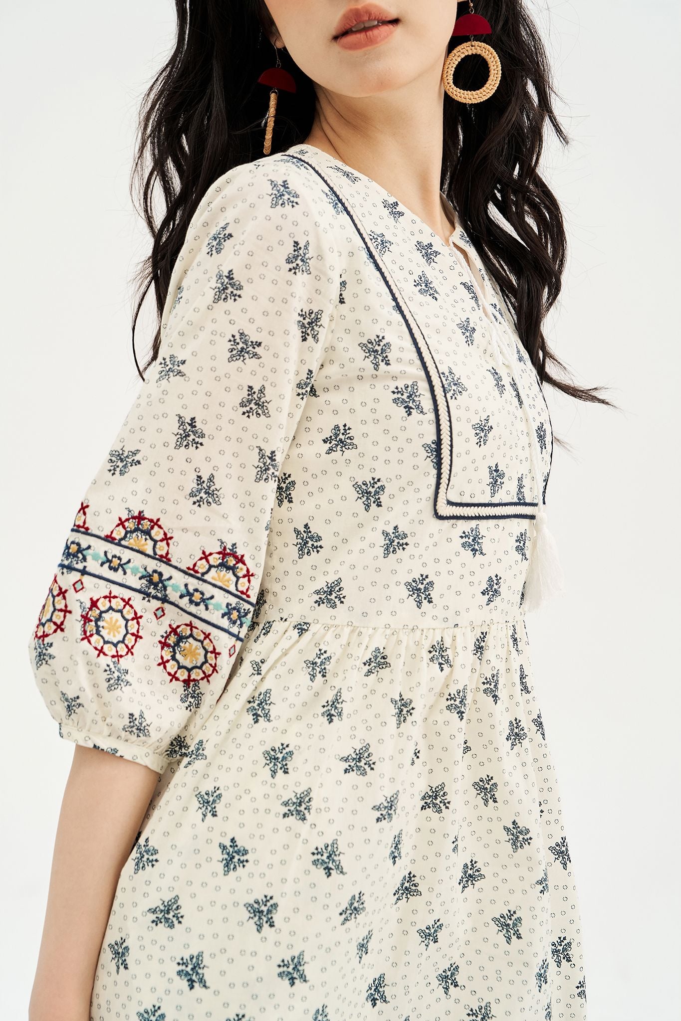 Đầm mini hoạ tiết navi thêu tunic