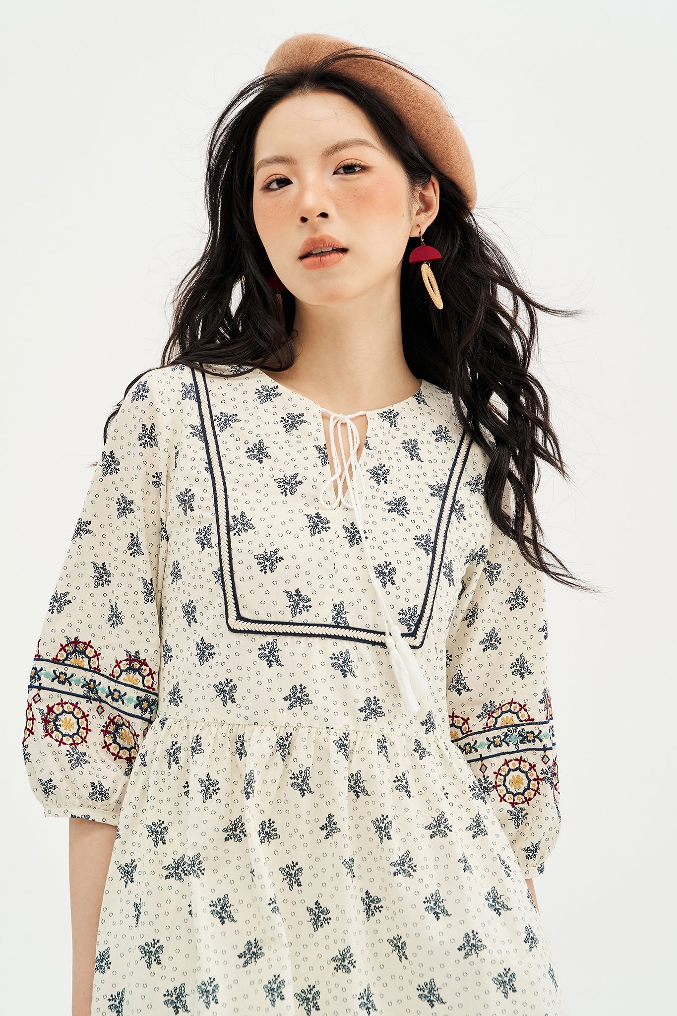 Đầm mini hoạ tiết navi thêu tunic