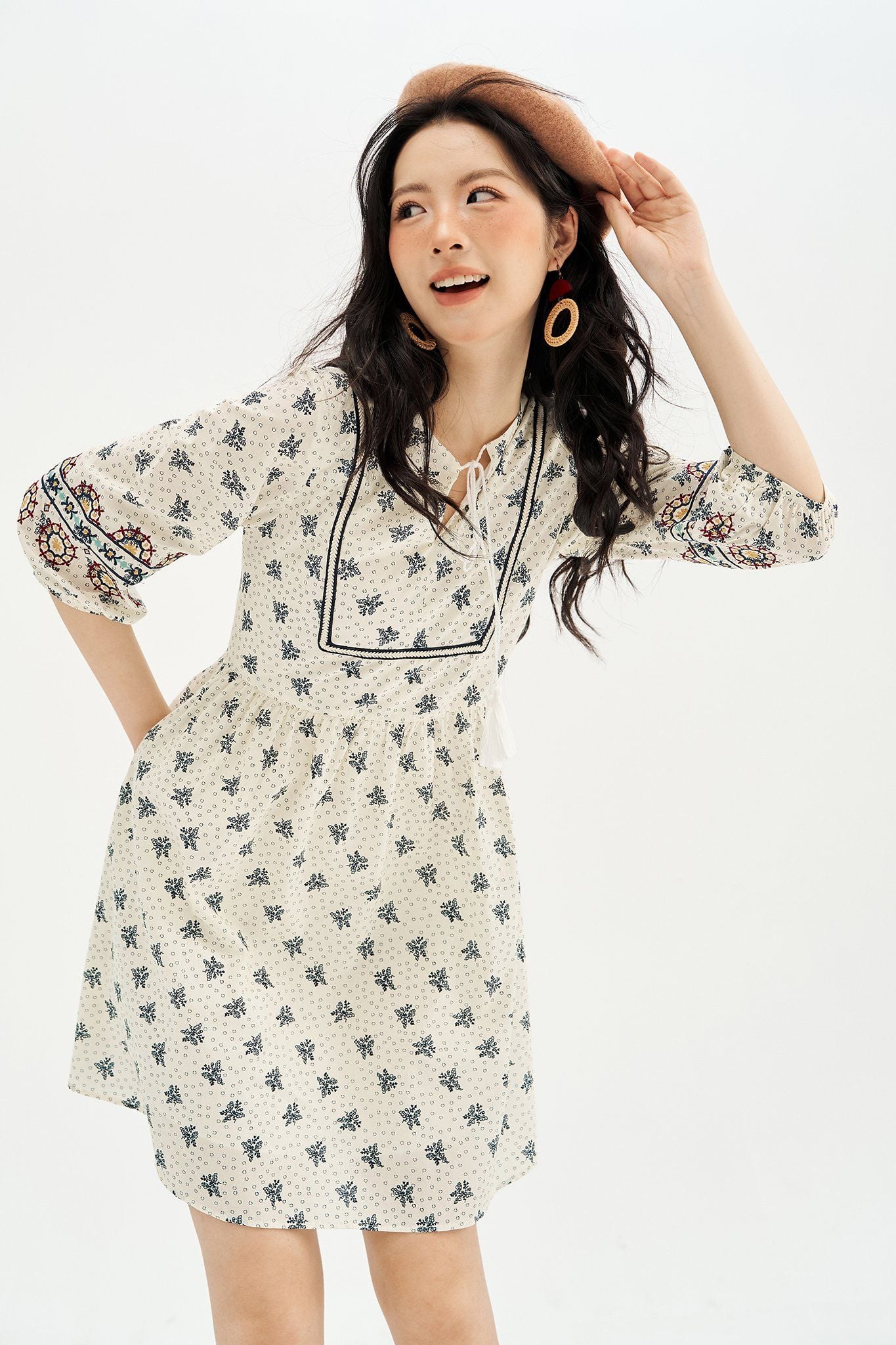 Đầm mini hoạ tiết navi thêu tunic