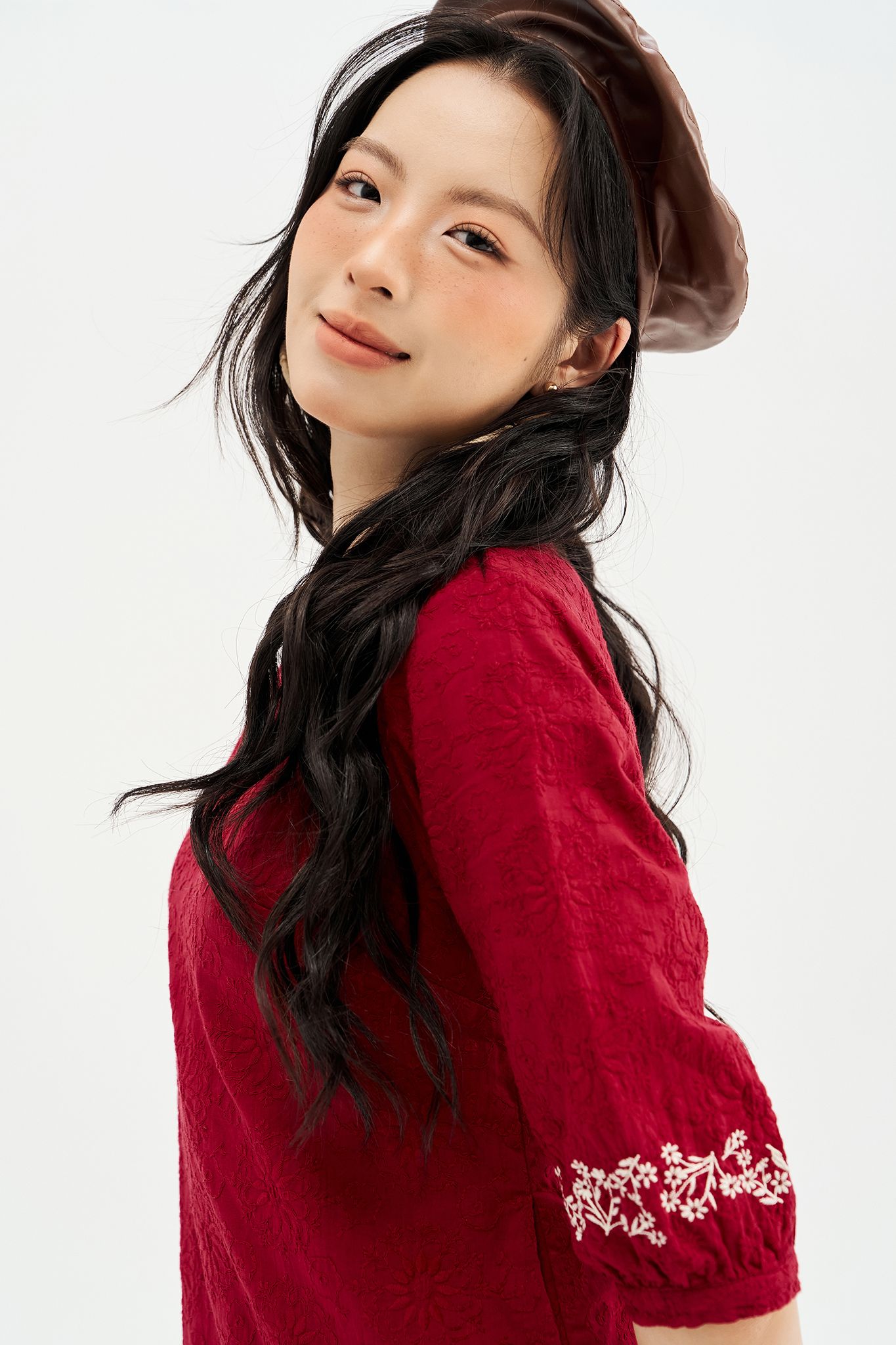 Đầm đuôi cá thô thêu đỏ