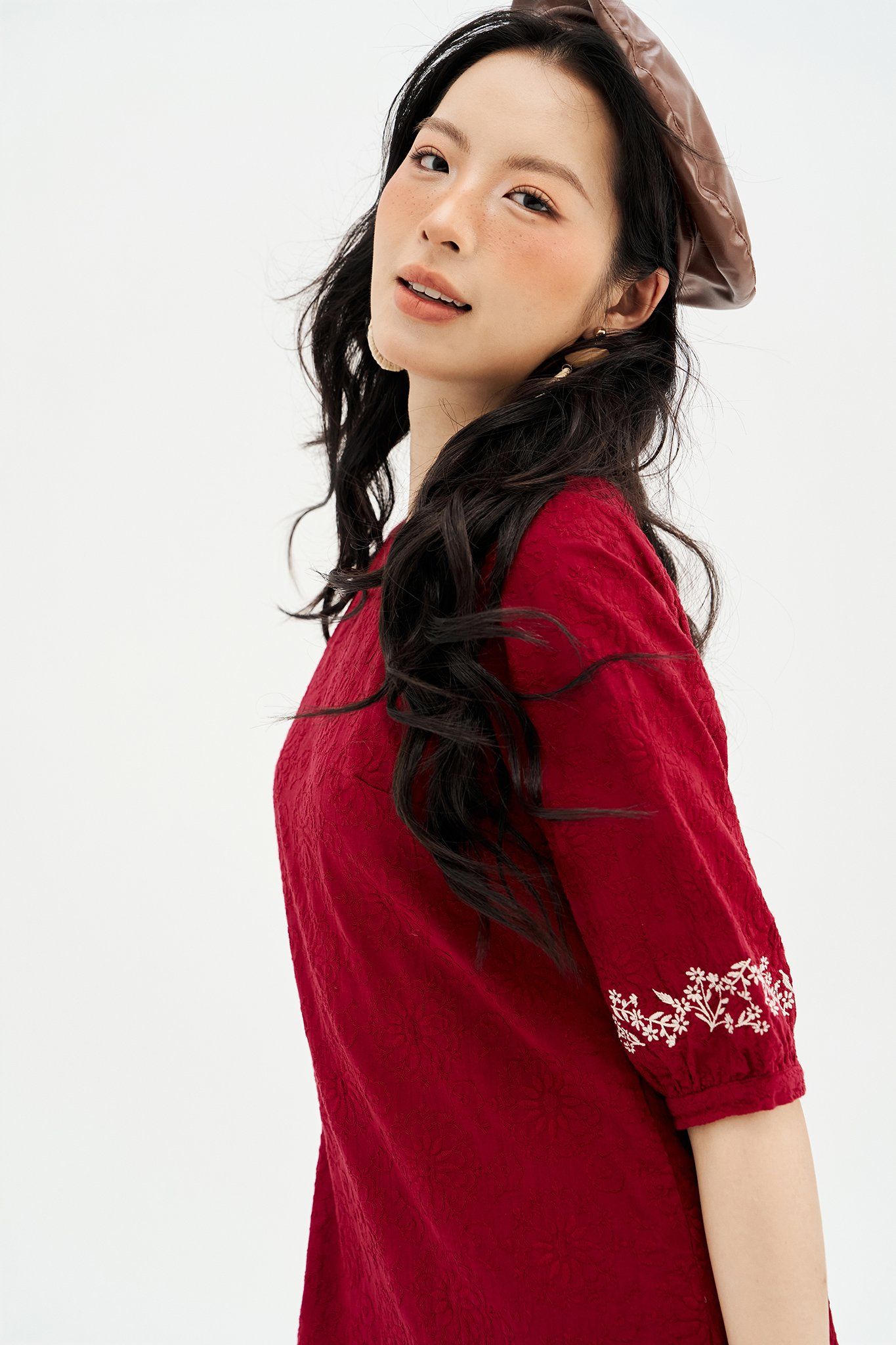 Đầm đuôi cá thô thêu đỏ