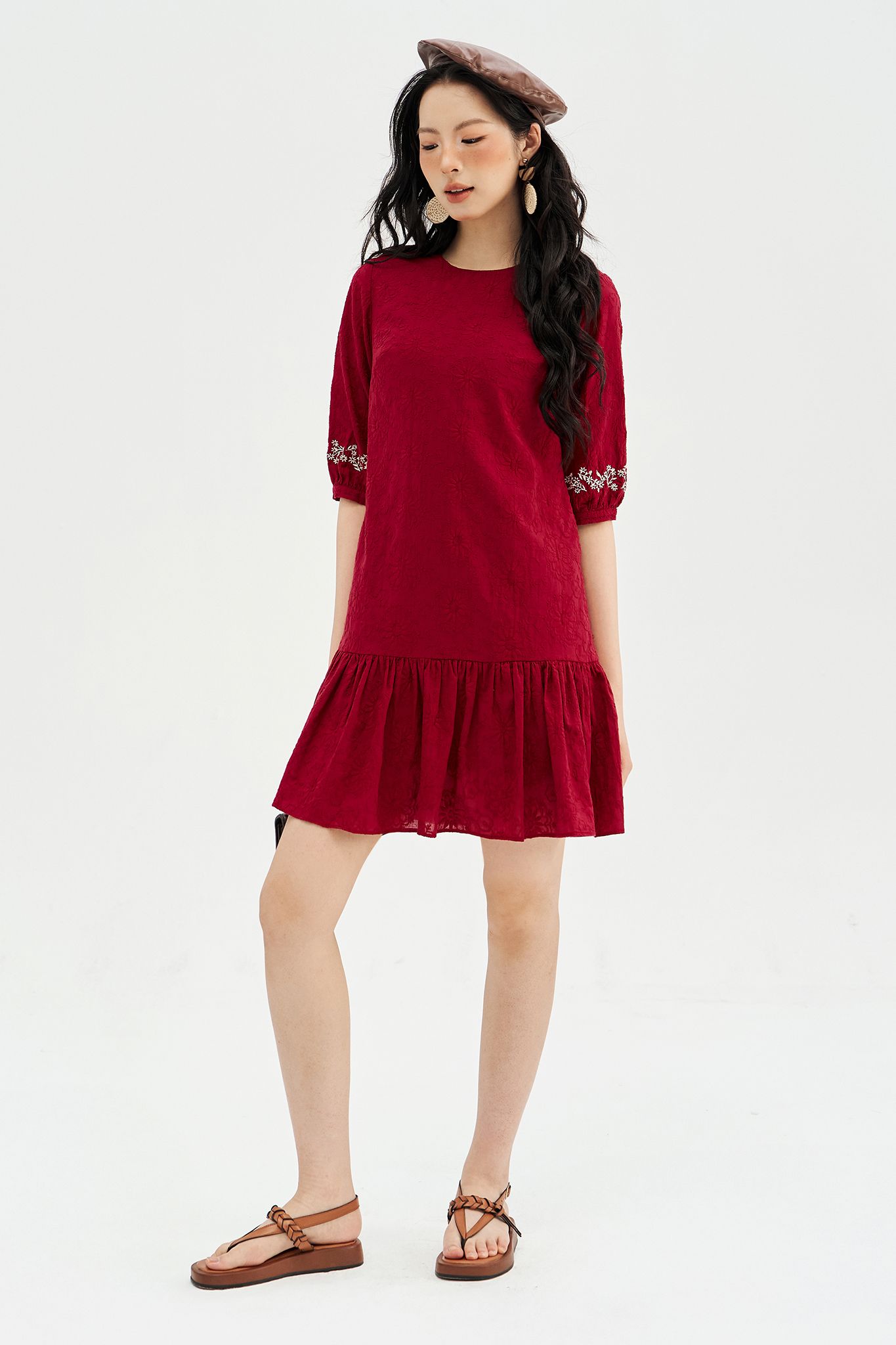 Đầm đuôi cá thô thêu đỏ