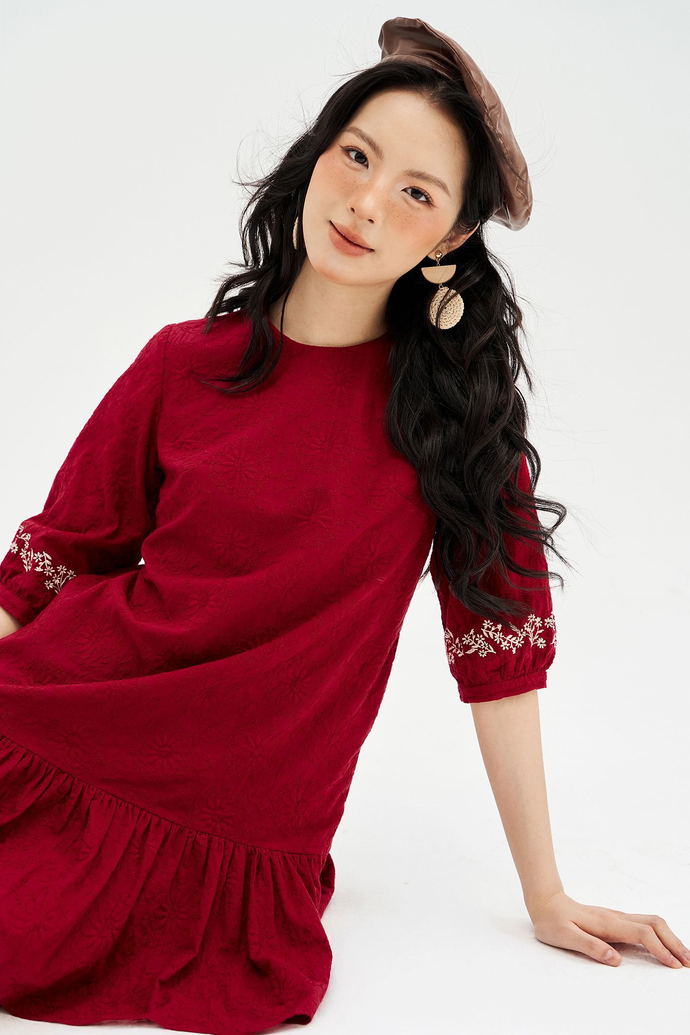 Đầm đuôi cá thô thêu đỏ