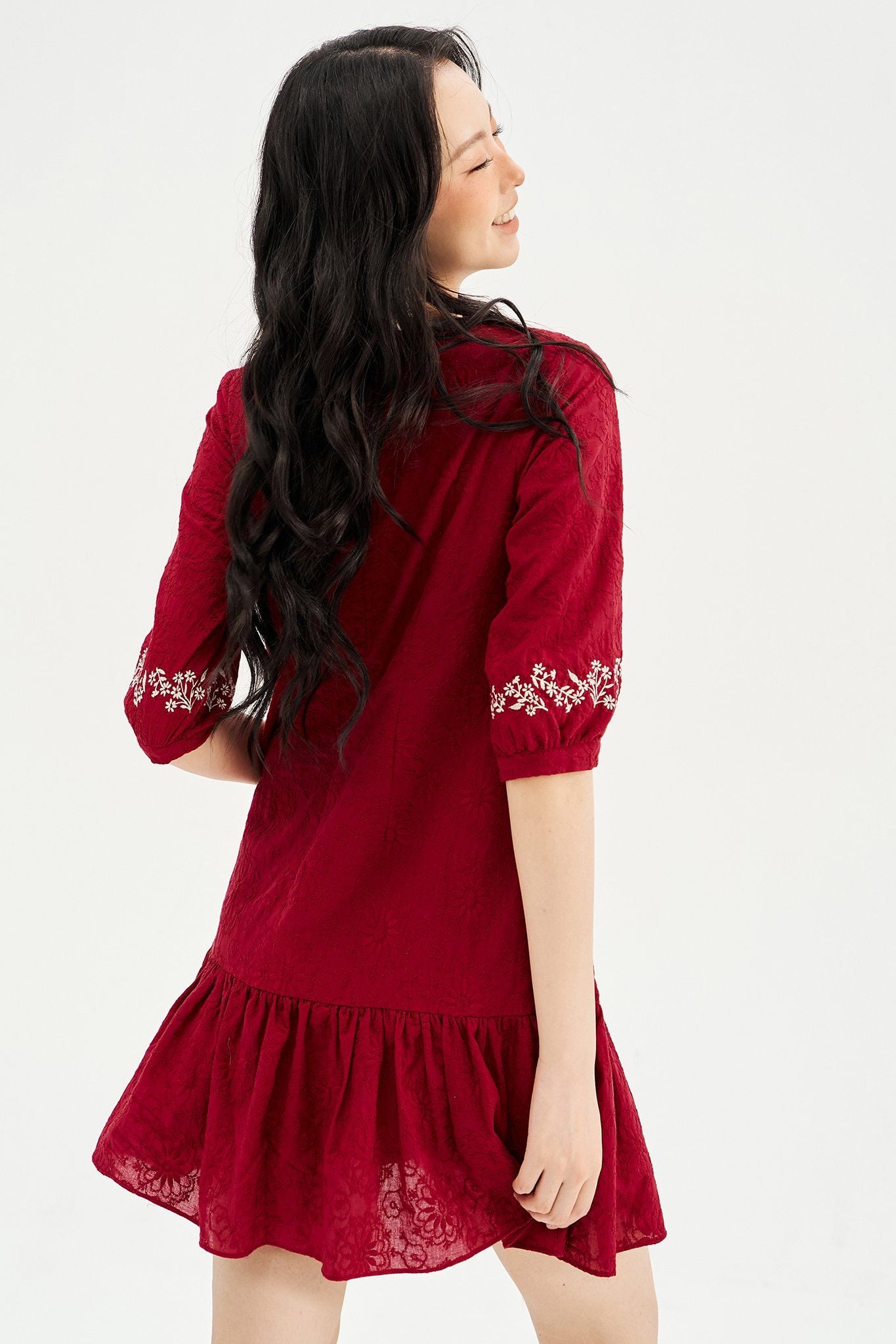 Đầm đuôi cá thô thêu đỏ