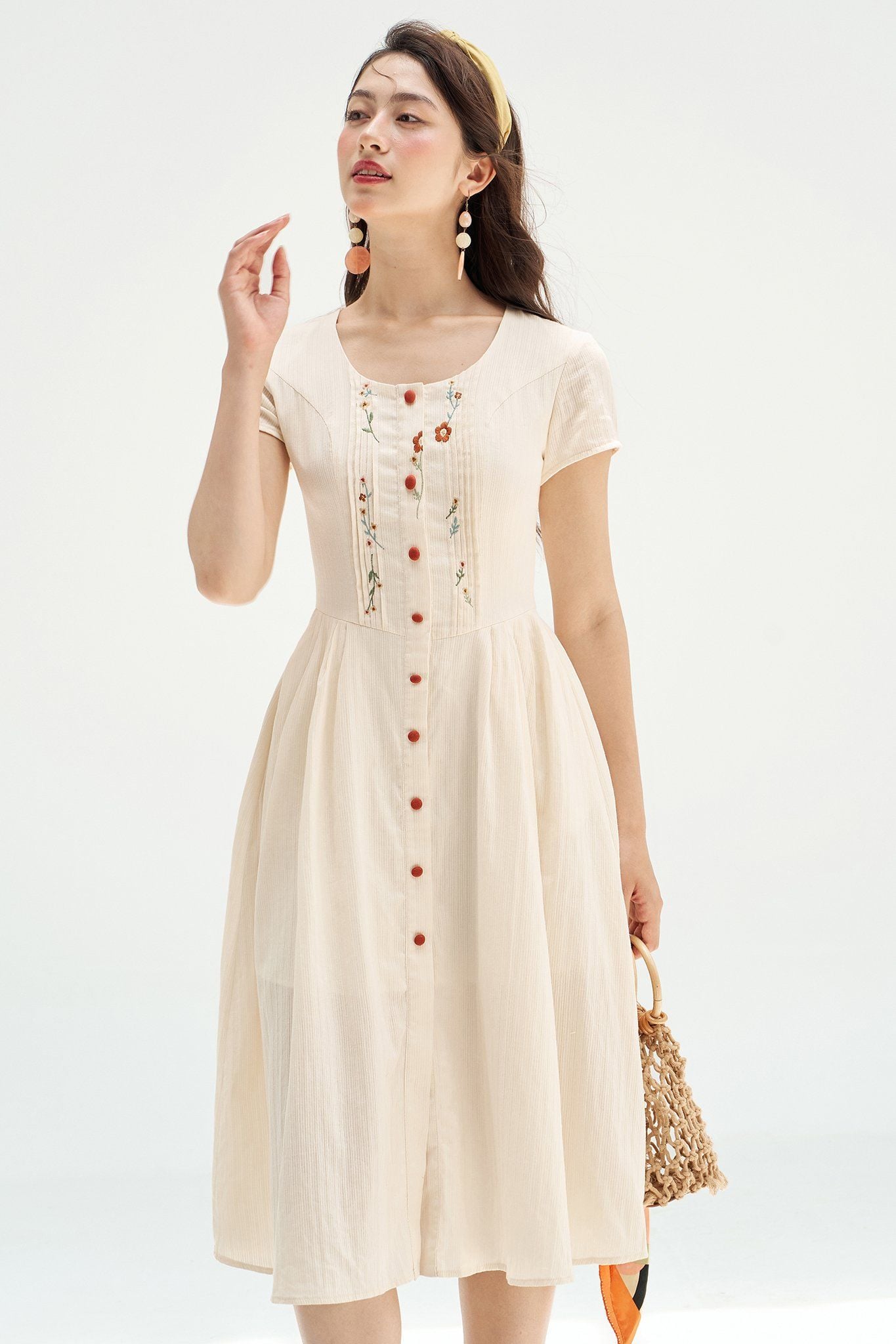 Đầm midi đũi mềm kem thêu hoa