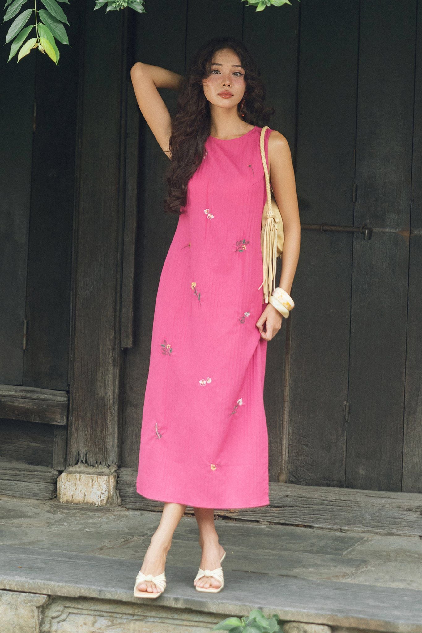 Đầm midi suông hồng thêu