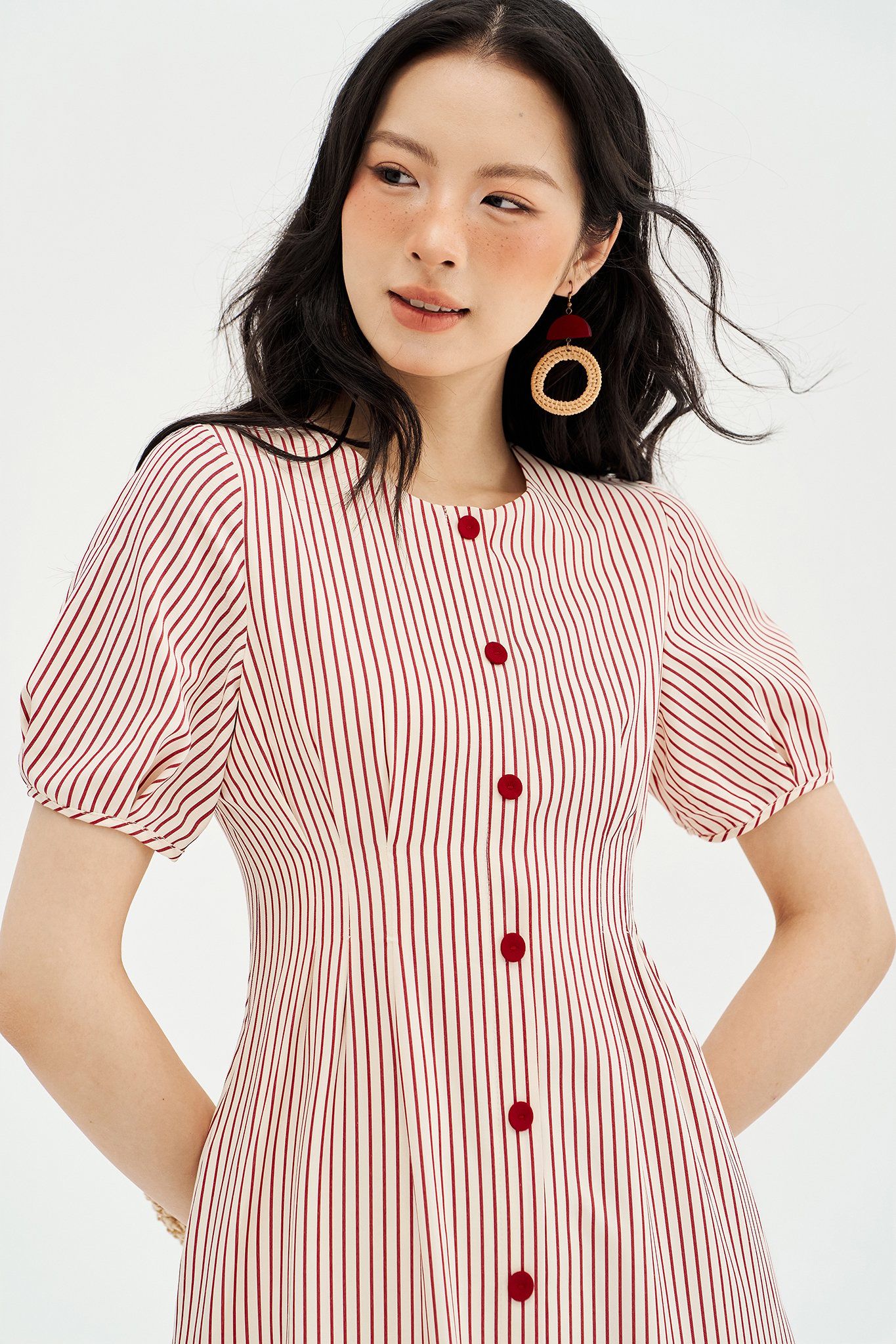 Đầm midi sọc đỏ phối khuy