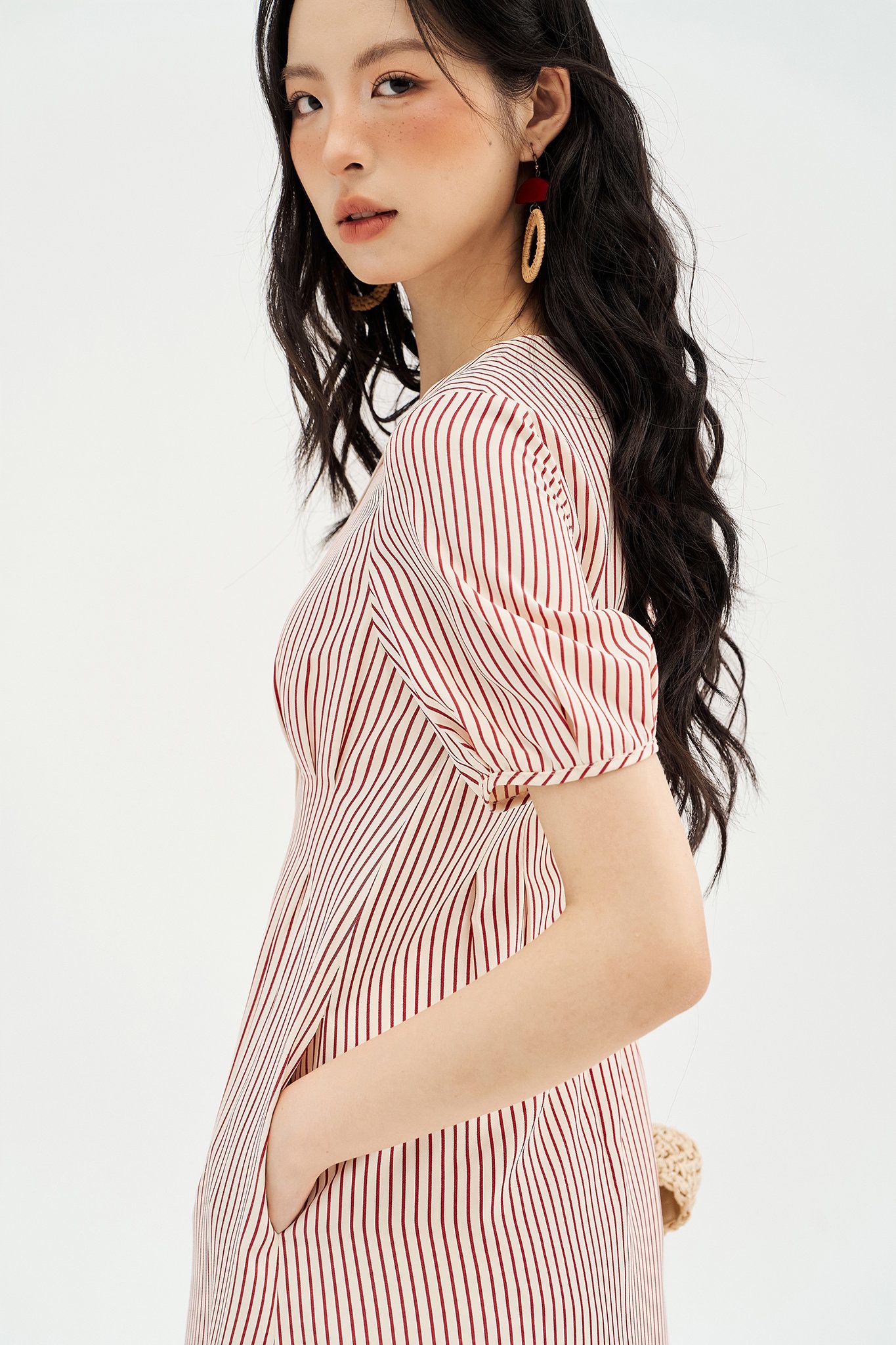 Đầm midi sọc đỏ phối khuy