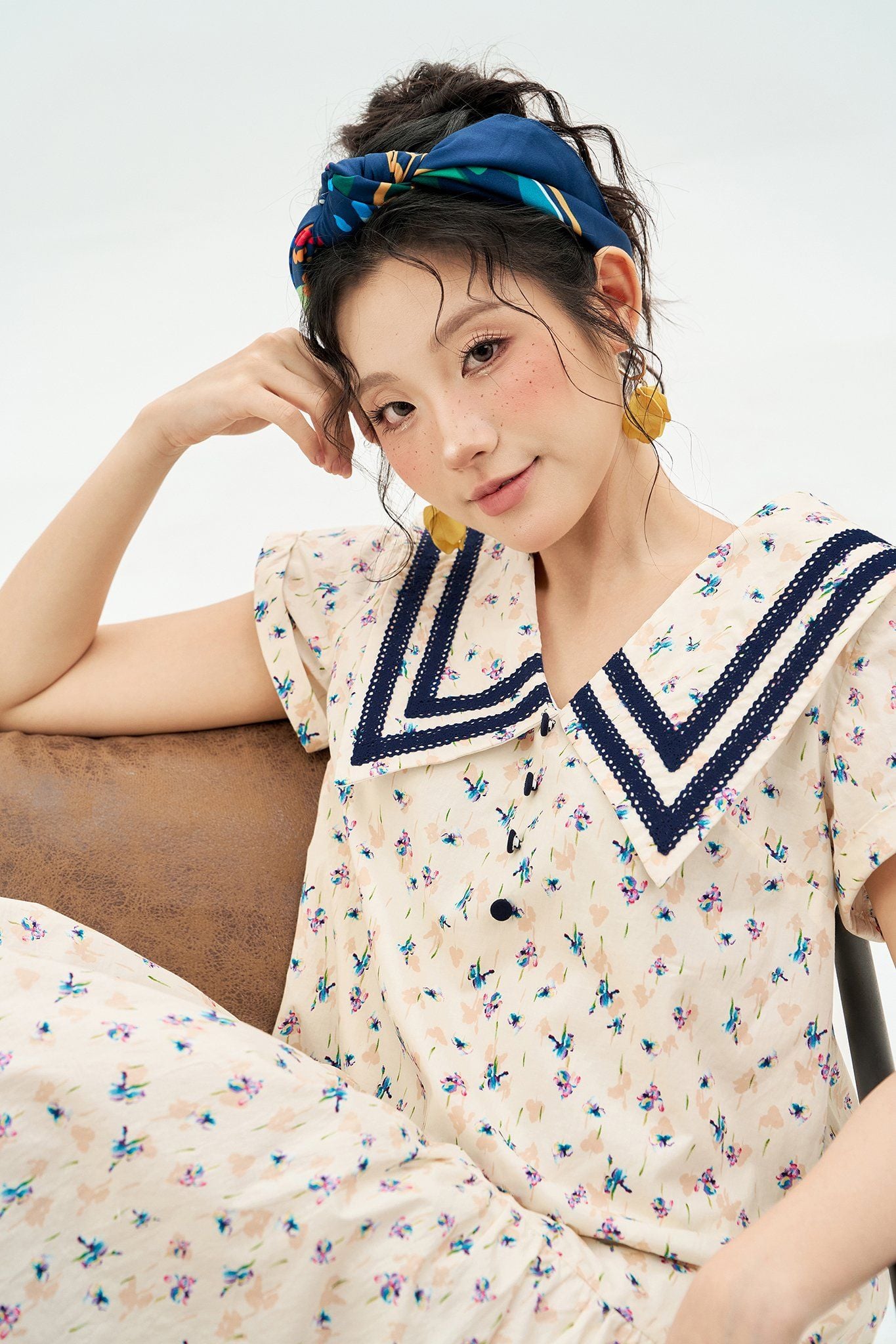 Đầm suông đuôi cá hoa nhí phối ren cổ