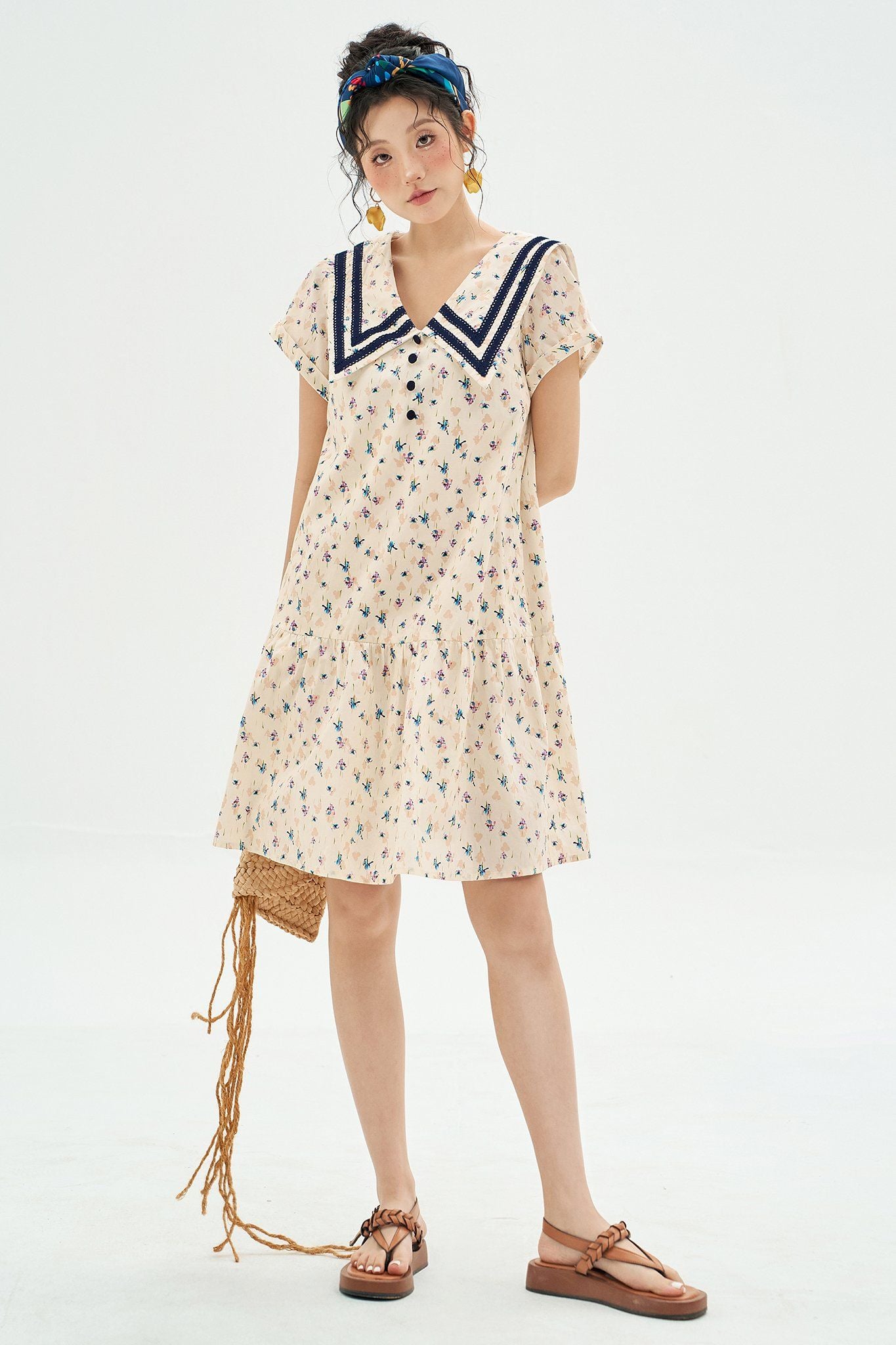 Đầm suông đuôi cá hoa nhí phối ren cổ