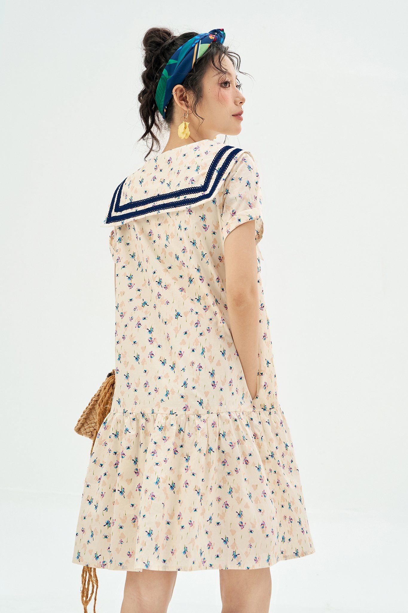 Đầm suông đuôi cá hoa nhí phối ren cổ