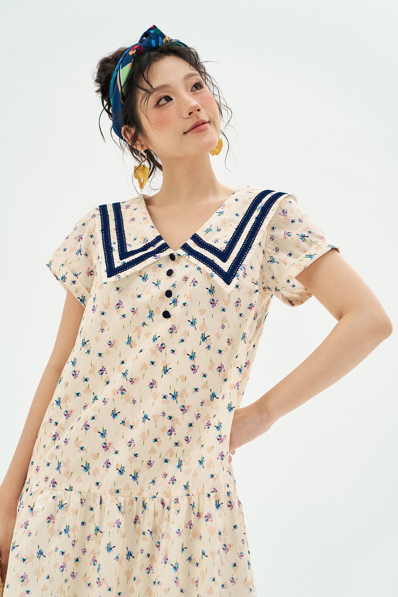 Đầm suông đuôi cá hoa nhí phối ren cổ