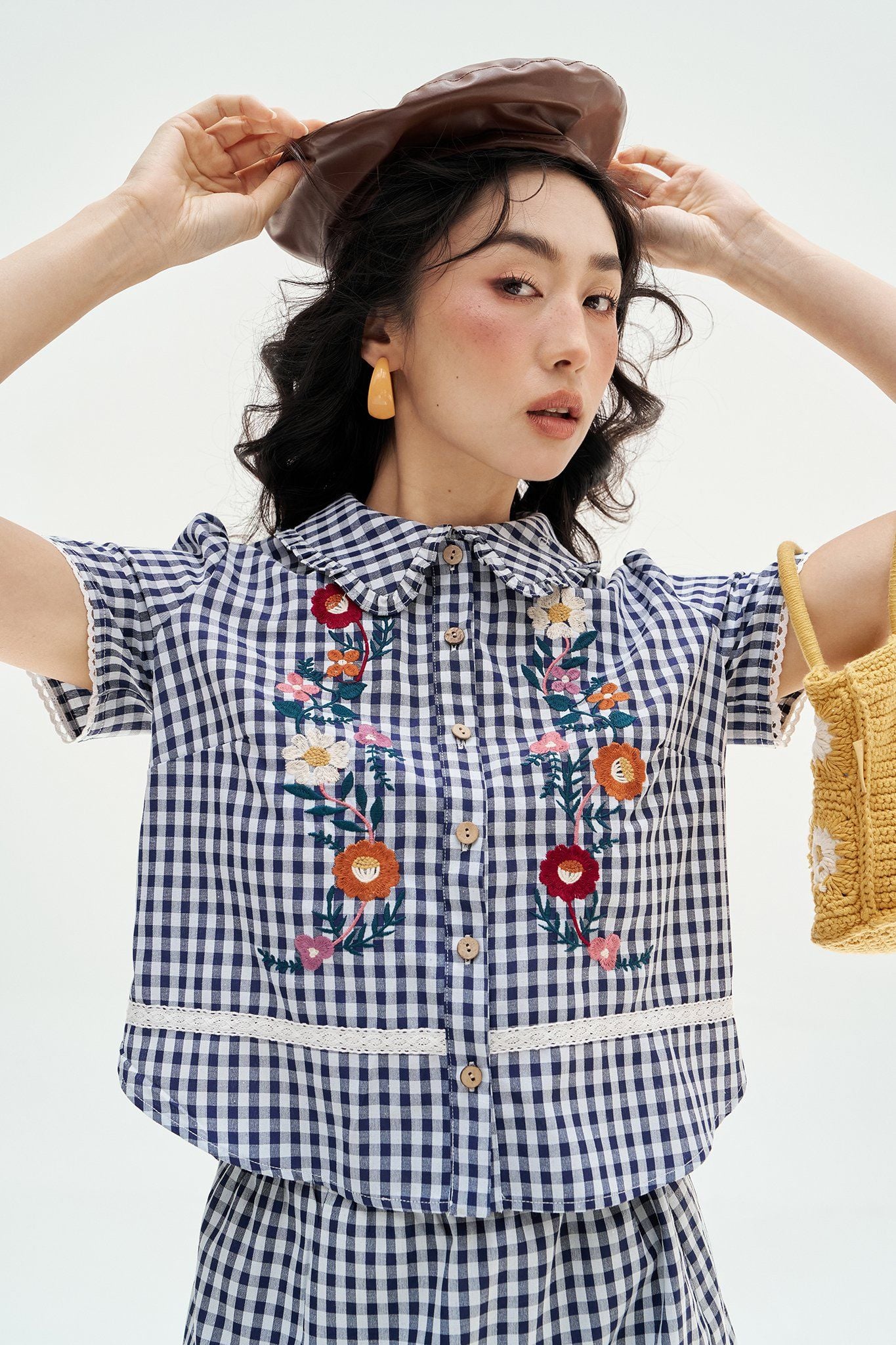 Áo karo navi thêu hoa