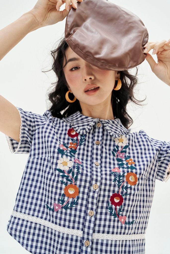 Áo karo navi thêu hoa