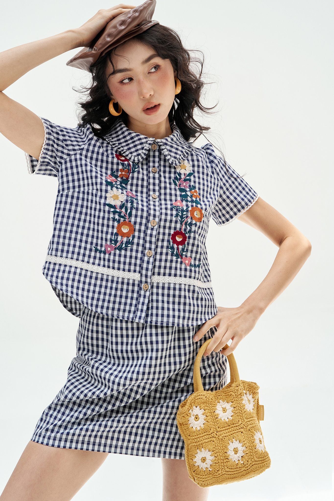 Áo karo navi thêu hoa