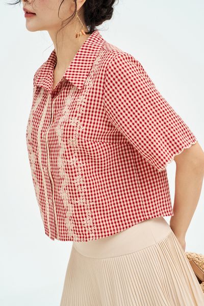 Sơ mi caro đỏ thêu dọc hoa kem