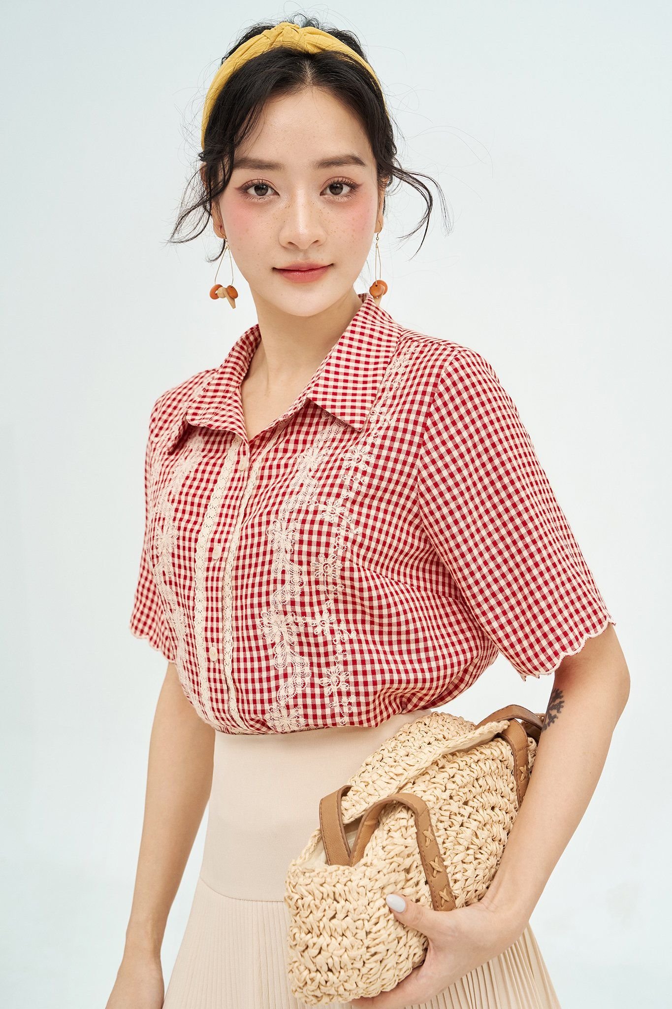 Sơ mi caro đỏ thêu dọc hoa kem