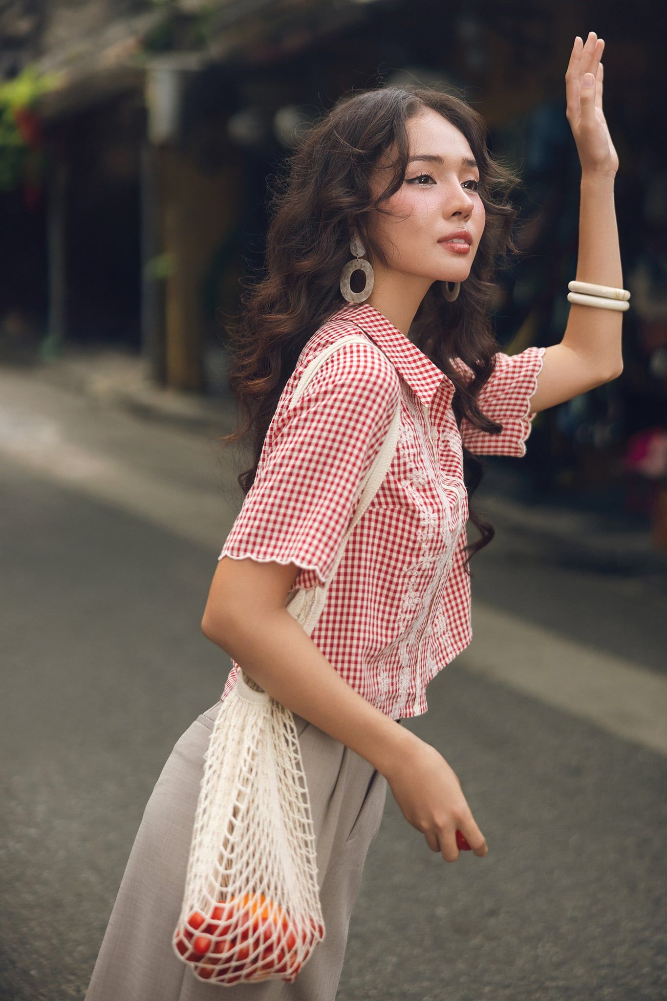 Sơ mi caro đỏ thêu dọc hoa kem