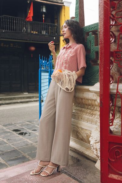 Sơ mi caro đỏ thêu dọc hoa kem