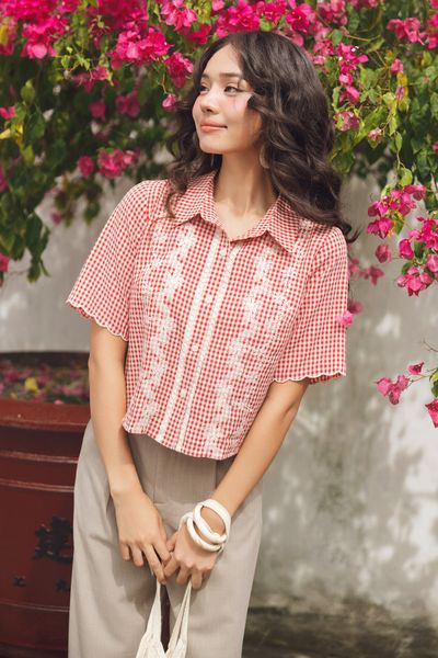 Sơ mi caro đỏ thêu dọc hoa kem