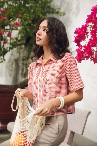Sơ mi caro đỏ thêu dọc hoa kem