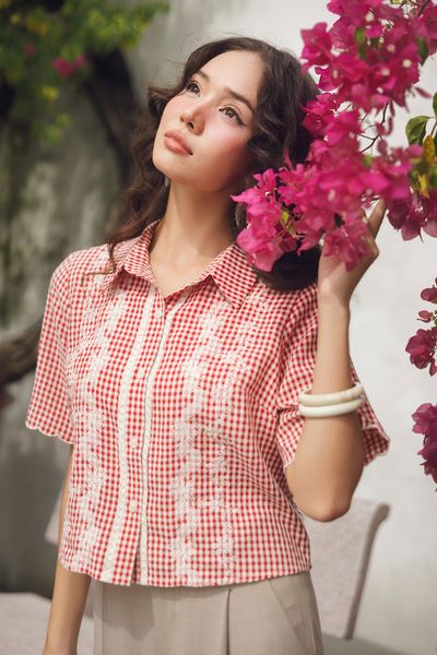 Sơ mi caro đỏ thêu dọc hoa kem