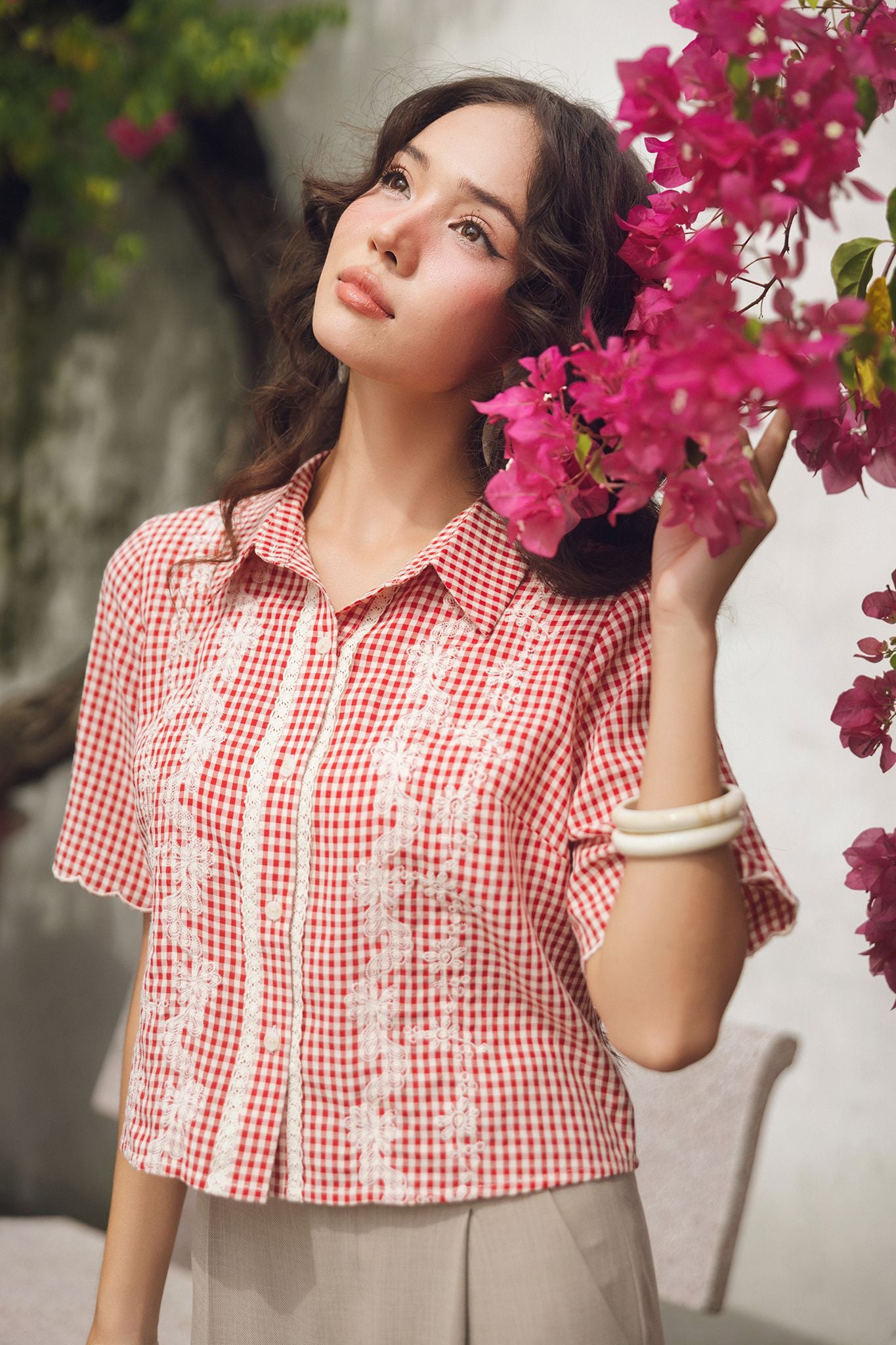 Sơ mi caro đỏ thêu dọc hoa kem