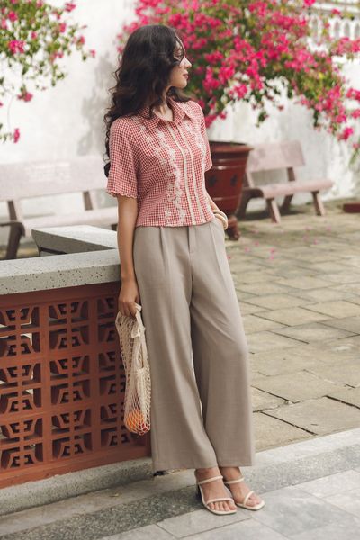 Sơ mi caro đỏ thêu dọc hoa kem