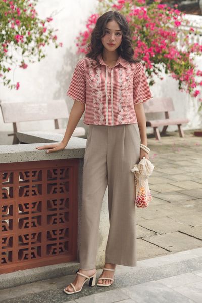 Sơ mi caro đỏ thêu dọc hoa kem
