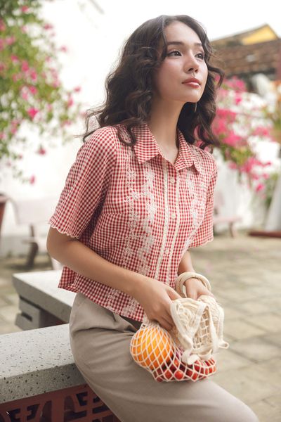 Sơ mi caro đỏ thêu dọc hoa kem