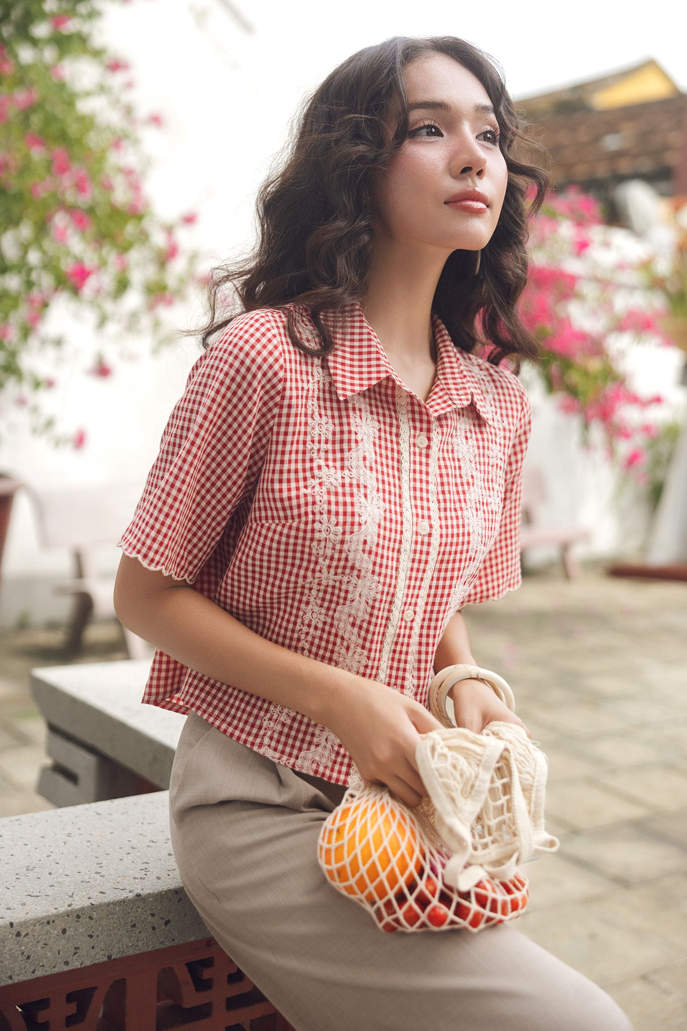 Sơ mi caro đỏ thêu dọc hoa kem