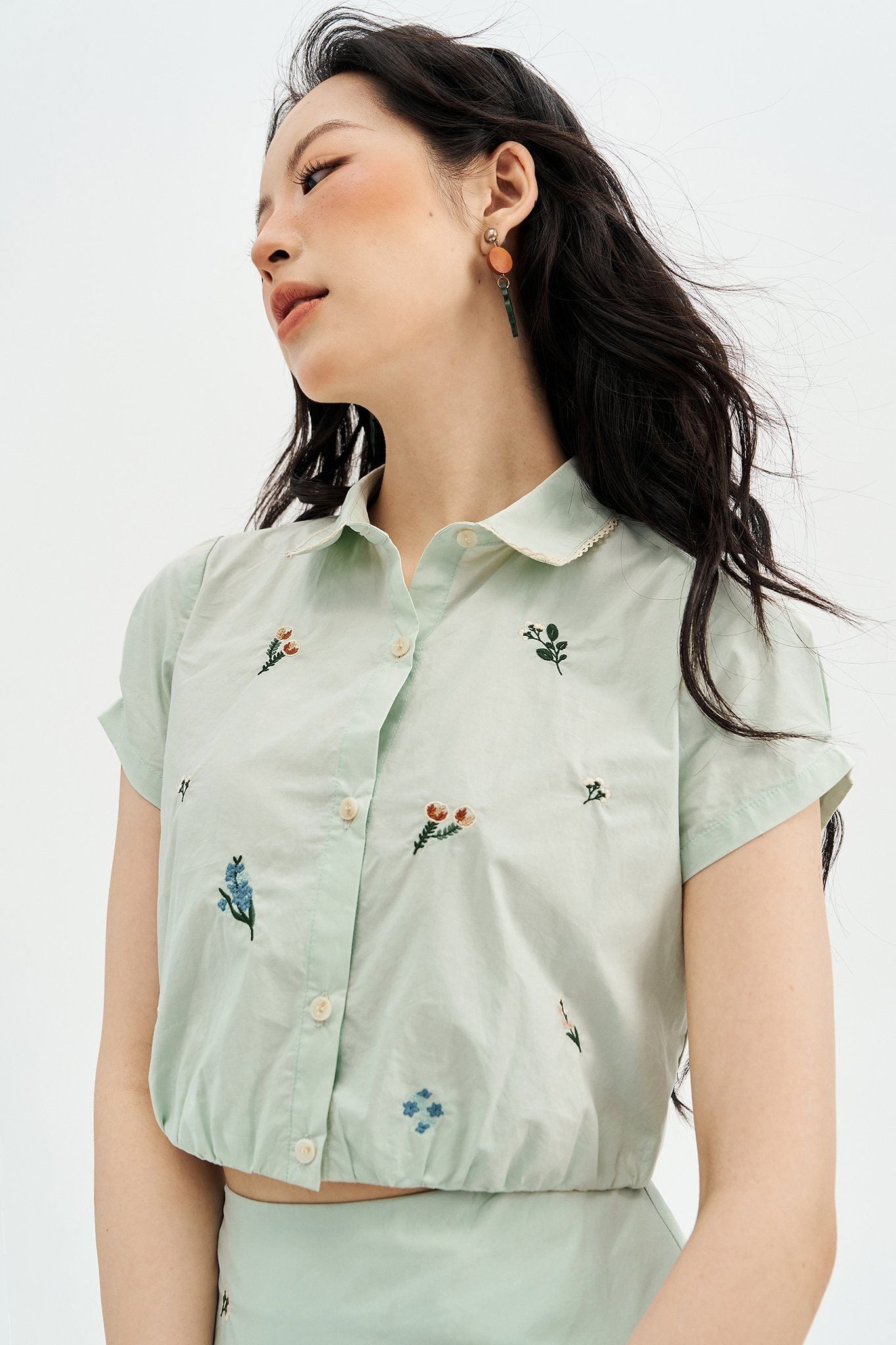 Sơ mi xanh mint thêu hoa rơi