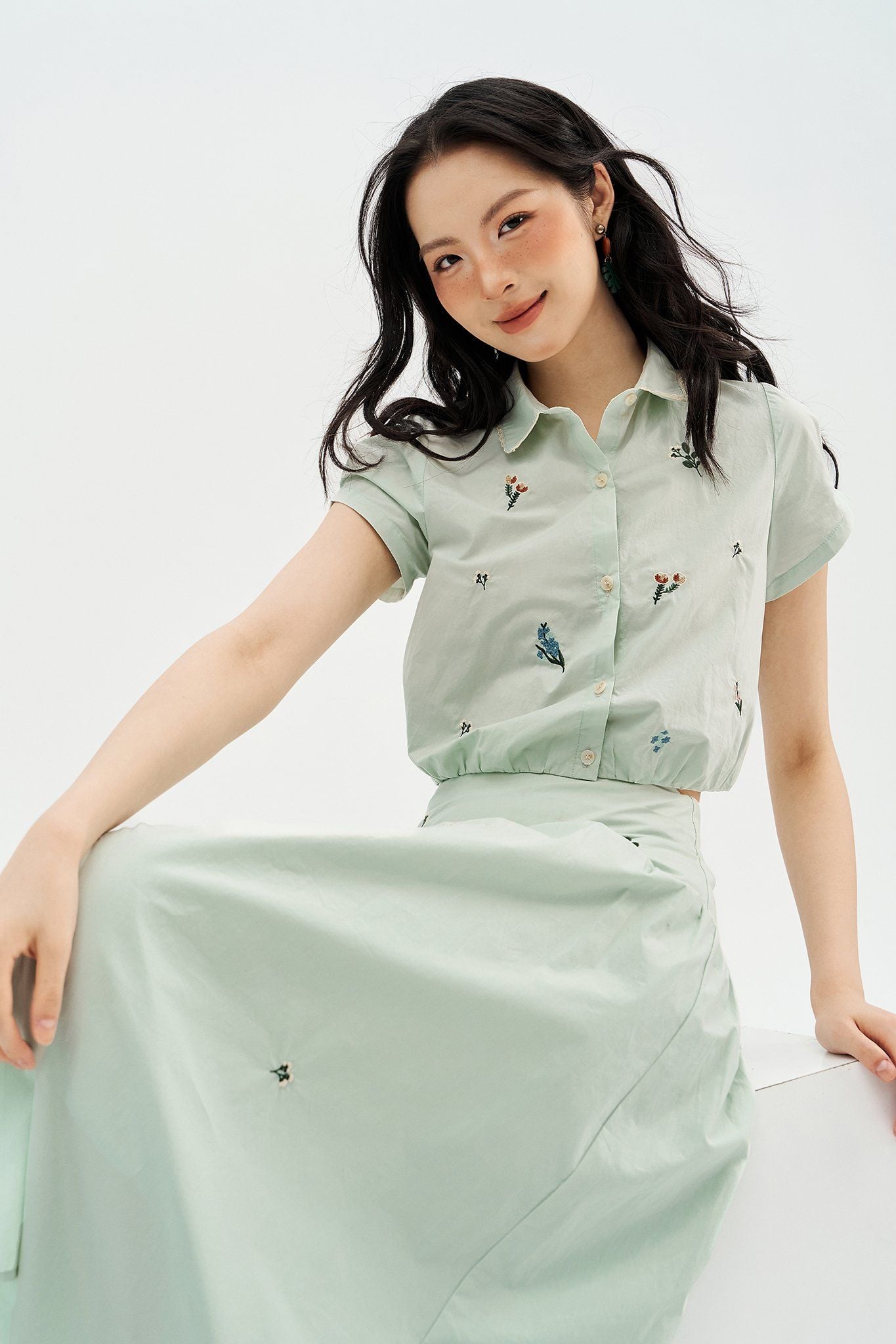 Sơ mi xanh mint thêu hoa rơi