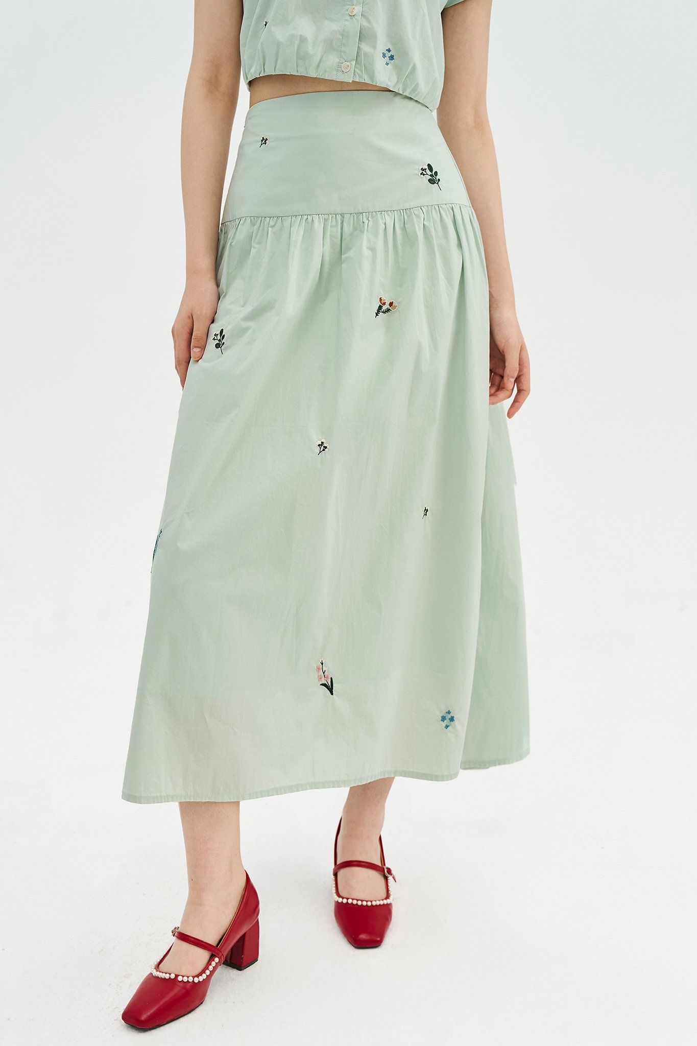 Chân váy midi xanh mint thêu hoa rơi