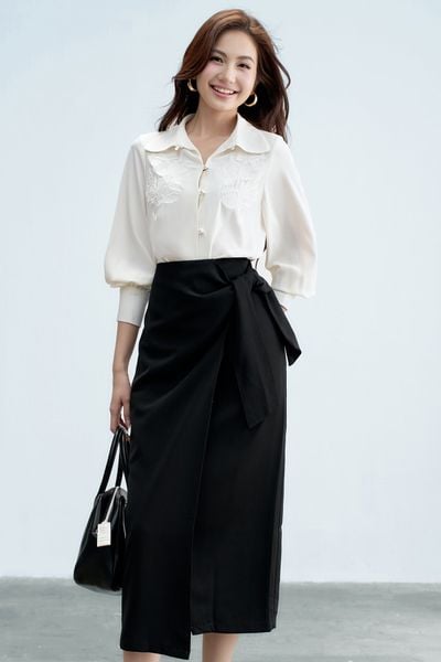 Sơ mi lụa trắng thêu chìm