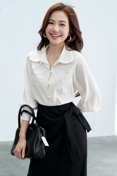 Sơ mi lụa trắng thêu chìm