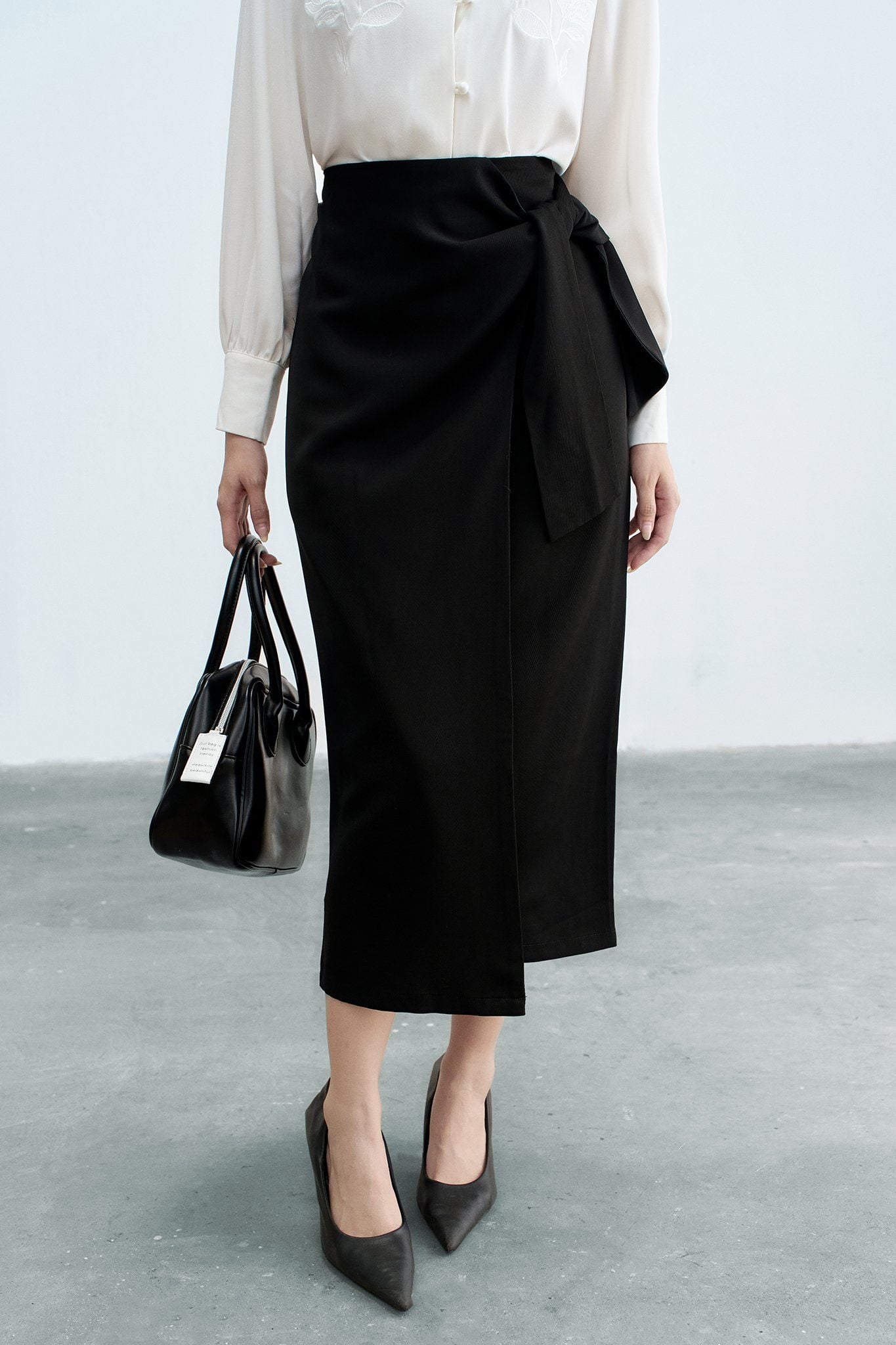 Chân váy midi đen buộc nơ sườn