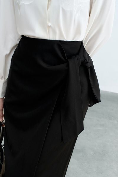 Chân váy midi đen buộc nơ sườn