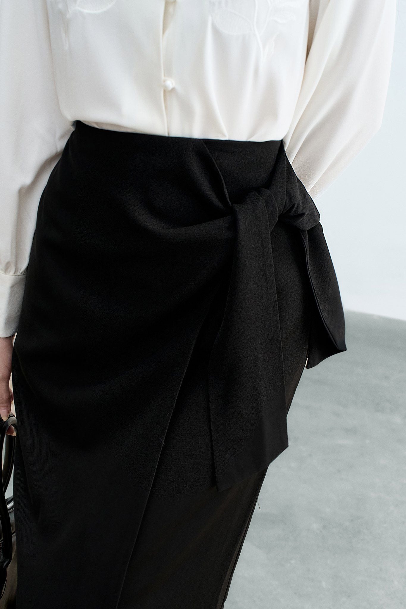 Chân váy midi đen buộc nơ sườn