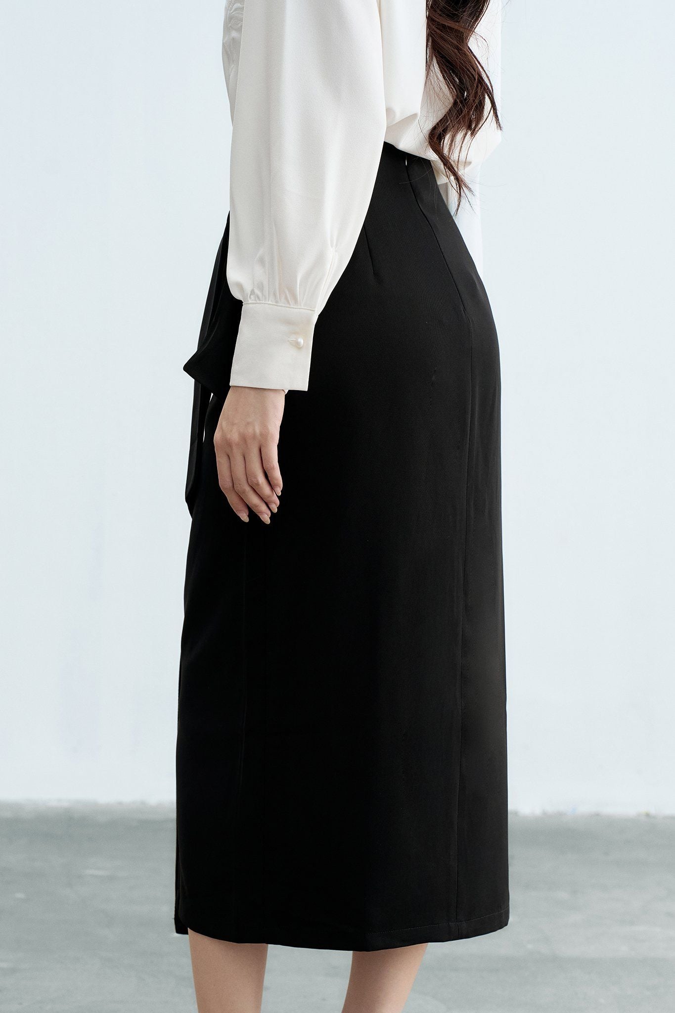 Chân váy midi đen buộc nơ sườn