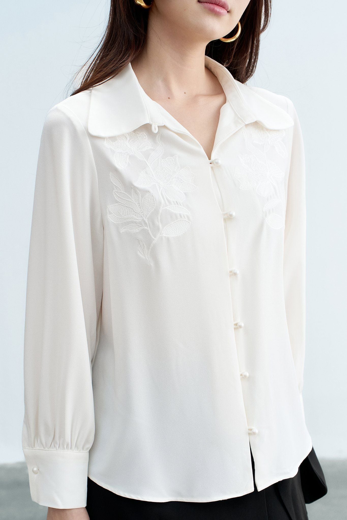 Sơ mi lụa trắng thêu chìm